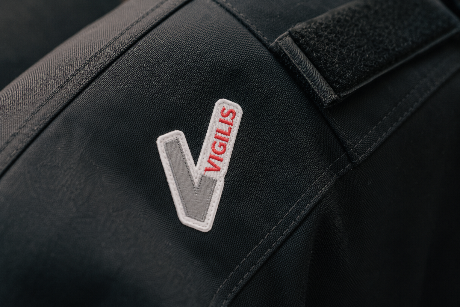 Écusson Vigilis brodé cousu sur uniforme noir d'agent de gardiennage