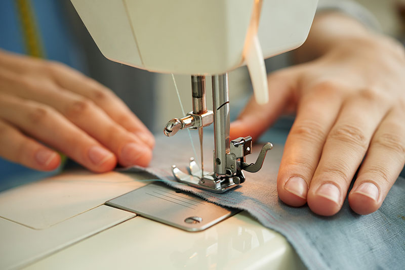 Couture d'un écusson en atelier